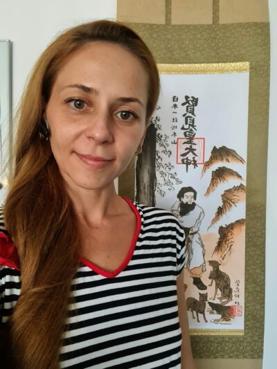 Portret în fața unui kakejiki japonez, reprezentându-l pe Eu în fața unui kakejiku japonez, reprezentându-l pe Kenmi Kōtaijin (賢見皇大神), o divinitate a viziunii înțelepte