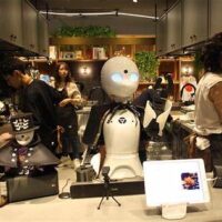 Robotul OriHime întâmpină clienții în Dawn Avatar Robot Café din Tokyo